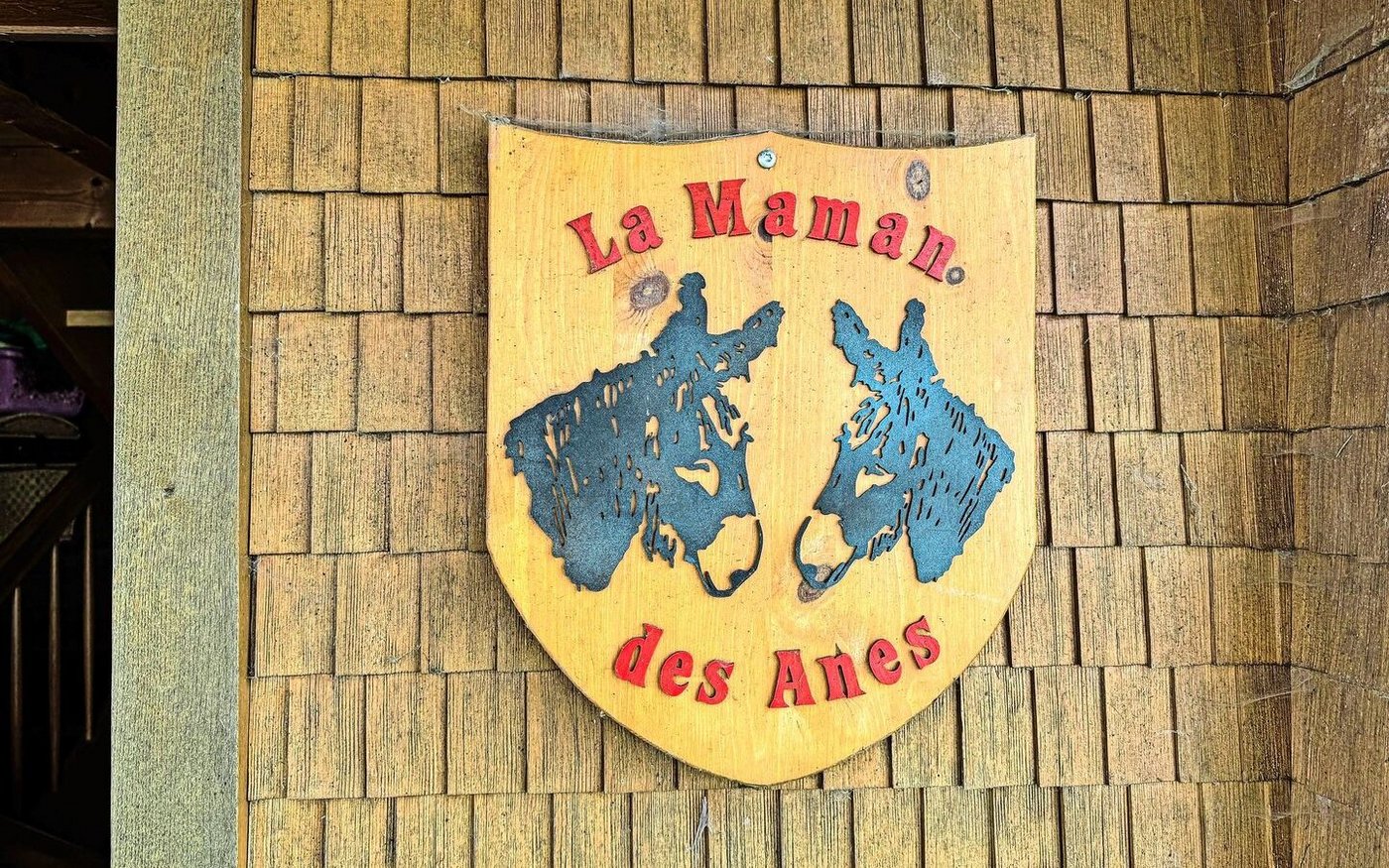 «La Maman des Anes», übersetzt «Eselmutter», heisst es auf dem Schild.