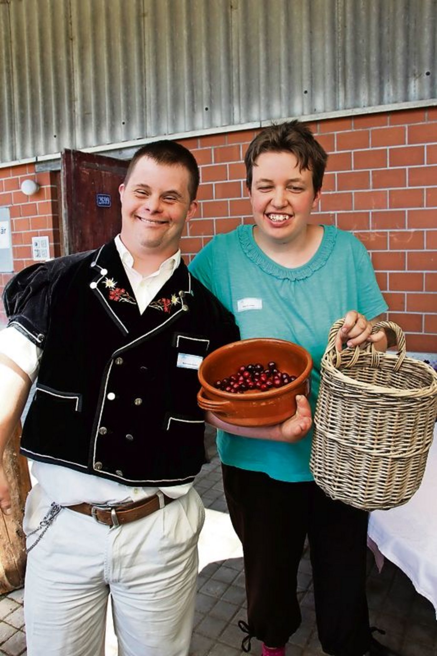 Der Stolz auf ihre landwirtschaftliche Tätigkeit war den zwei LuB-Mitgliedern förmlich anzusehen.(Bilder nb)