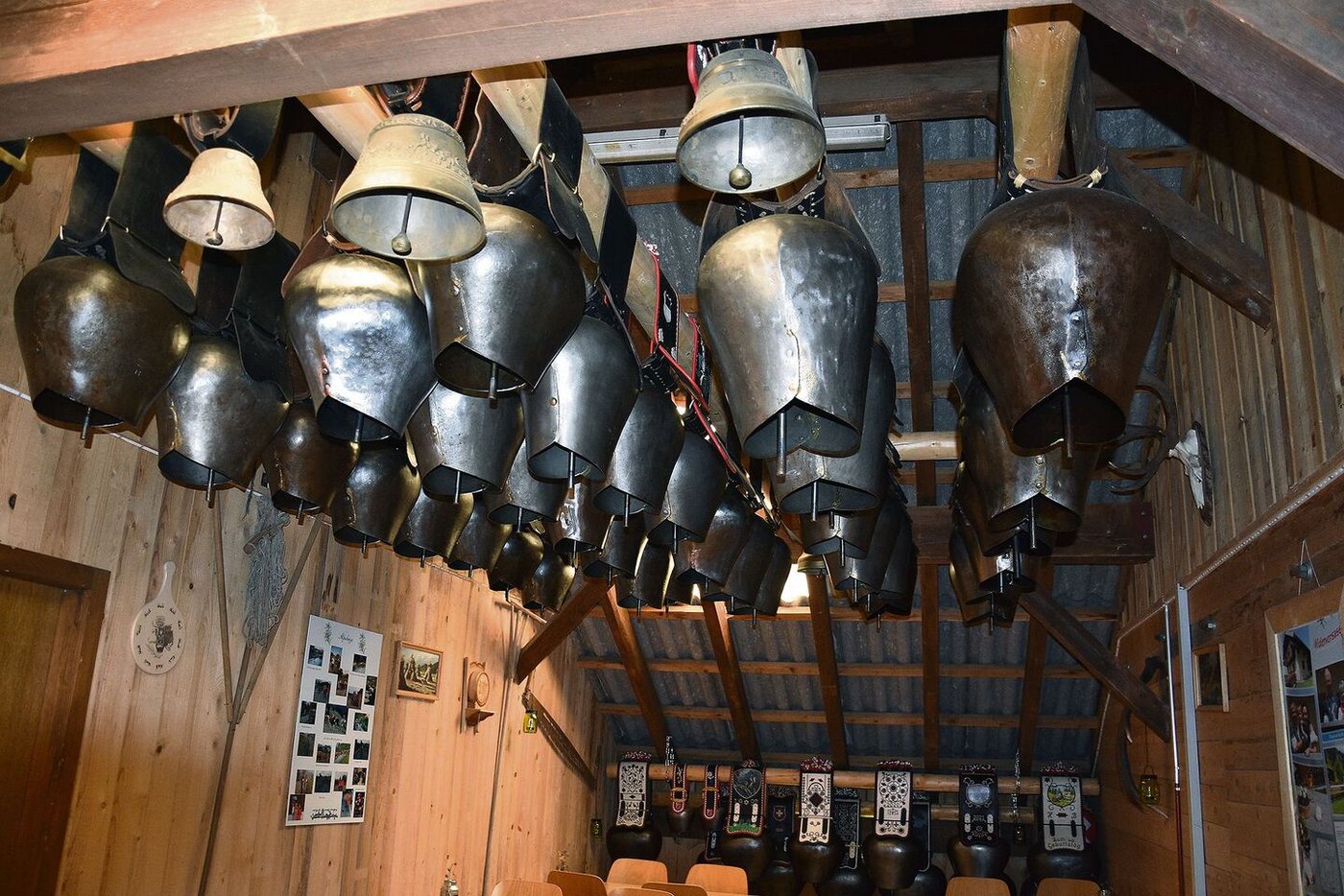 Auf der Alp Widenvorsass bei der Familie Bielmann hängen über 60 Zügeltreicheln. 