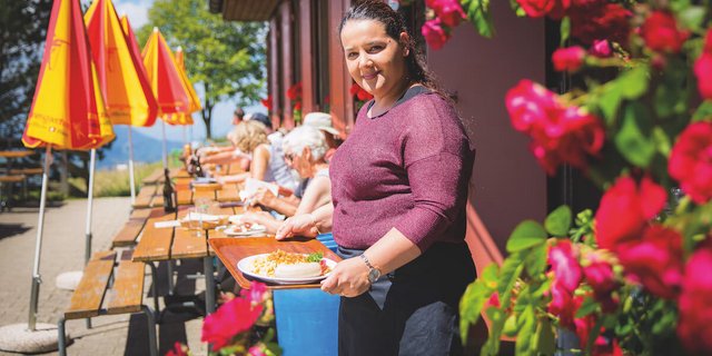 Mirlinda Fazliu, die Wirtin  auf der Hundwilder Höhe. (Foto: Philipp Griesemer)