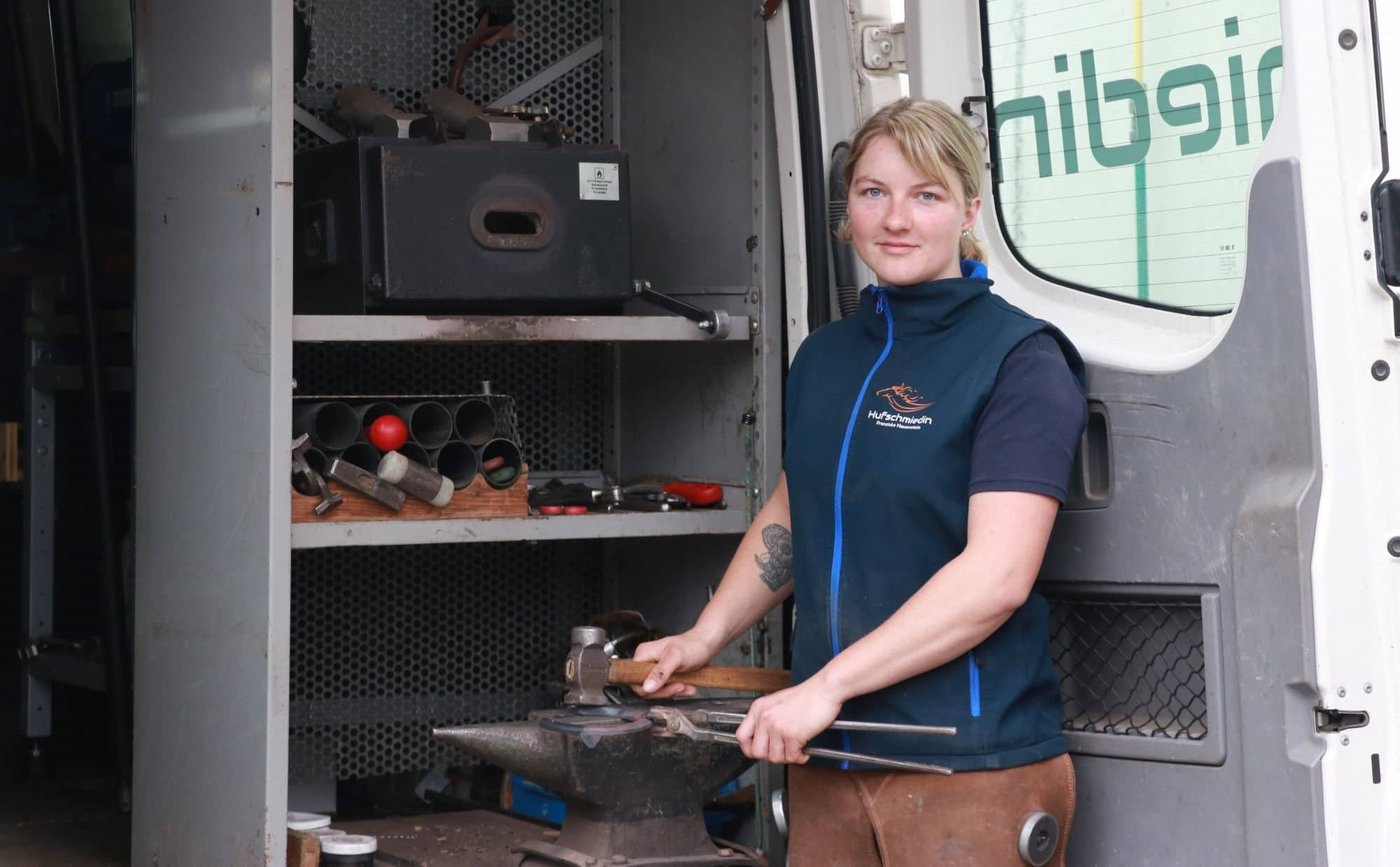 So sieht eine Hufschmiedin aus: Die 162-Zentimeter-Frau Franziska Hauenstein begegnet ab und zu Vorurteilen. Sie antwortet mit guter Arbeit. (Bild Ruth Aerni)