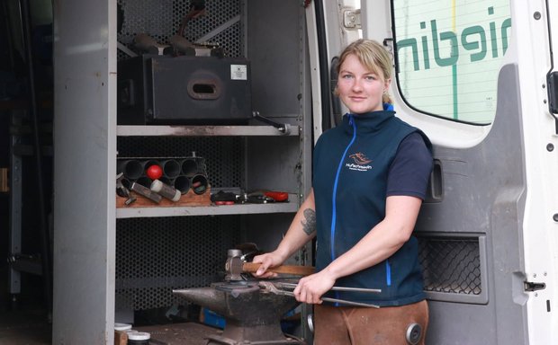 Hufschmiedin Franziska Hauenstein: «Technik ist wichtiger als Kraft» So sieht eine Hufschmiedin aus: Die 162-Zentimeter-Frau Franziska Hauenstein begegnet ab und zu Vorurteilen. Sie antwortet mit guter Arbeit. (Bild Ruth Aerni)