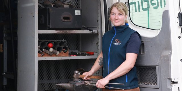 So sieht eine Hufschmiedin aus: Die 162-Zentimeter-Frau Franziska Hauenstein begegnet ab und zu Vorurteilen. Sie antwortet mit guter Arbeit. (Bild Ruth Aerni)