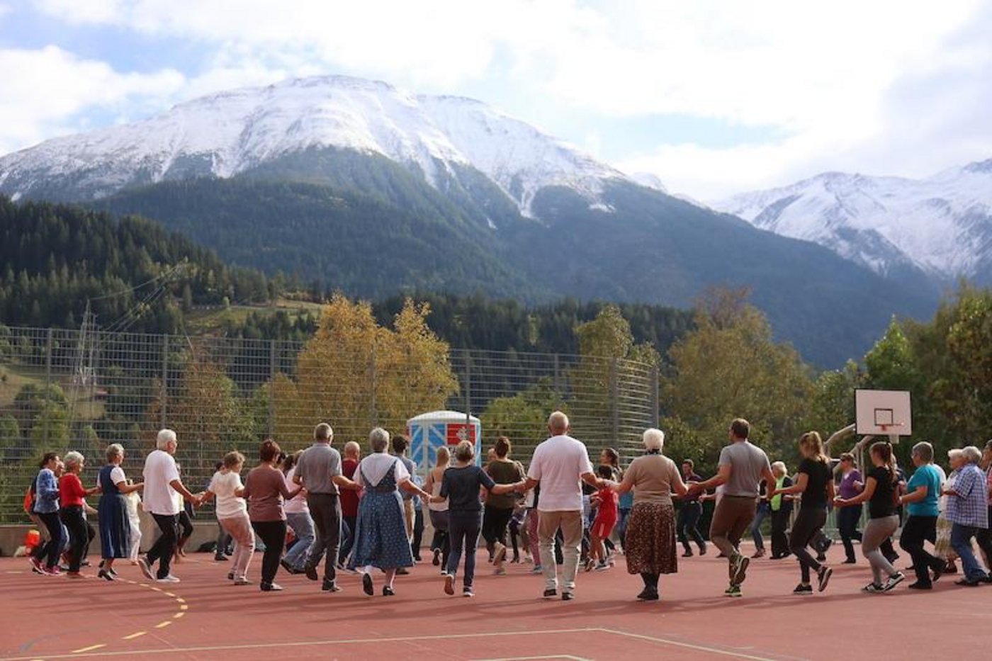 Zusammen tanzen geht zurzeit leider nicht. Doch zu Hause, im privaten Rahmen, darf man das Tanzbein noch schwingen. (Bild Schweizerische Trachtenvereinigung)