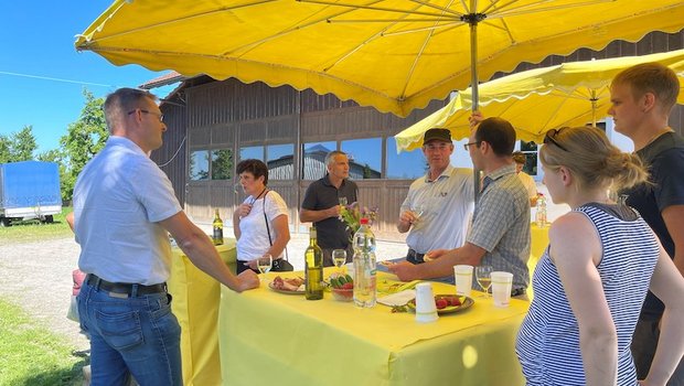 Der St. Galler Bauernverband mit Präsident Peter Nüesch (links aussen) feierte auf dem Betrieb der Famlie Sager in Lömmenschwil. (Bild Bettina Signer)