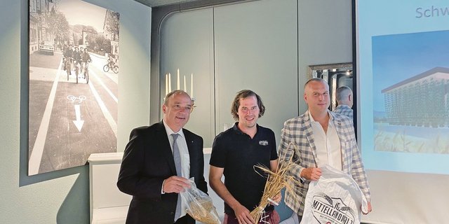 Landammann Markus Dieth, Dominik Füglistaller von der IG Mittellandmalz und Christoph Nyfeler, Inhaber der Schweizer Mälzerei AG, (v. l. n. r.) freuen sich auf hundertprozentiges Schweizer Bier.(Bild lja)