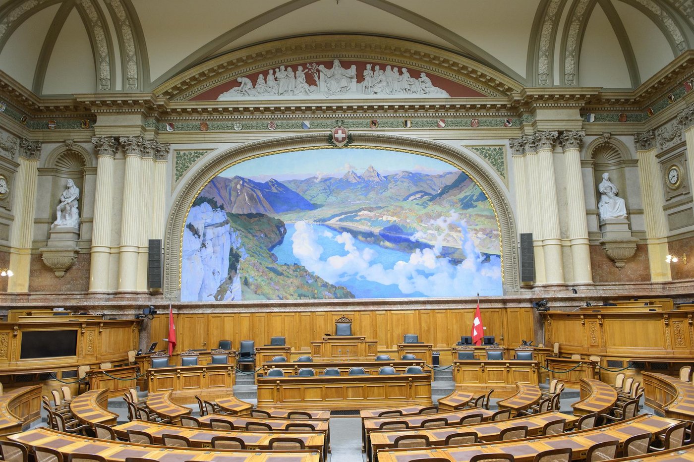 Der Absenkpfad Pestizide (oder die Parlamentarische Initiative (PI) «Das Risiko beim Einsatz von Pestiziden reduzieren») ist zwar kein indirekter Gegenvorschlag zu den Pflanzenschutz-Initiativen, soll ihnen aber den Wind aus den Segeln nehmen. (Bild Parlamentsdienste, 3003 Bern)