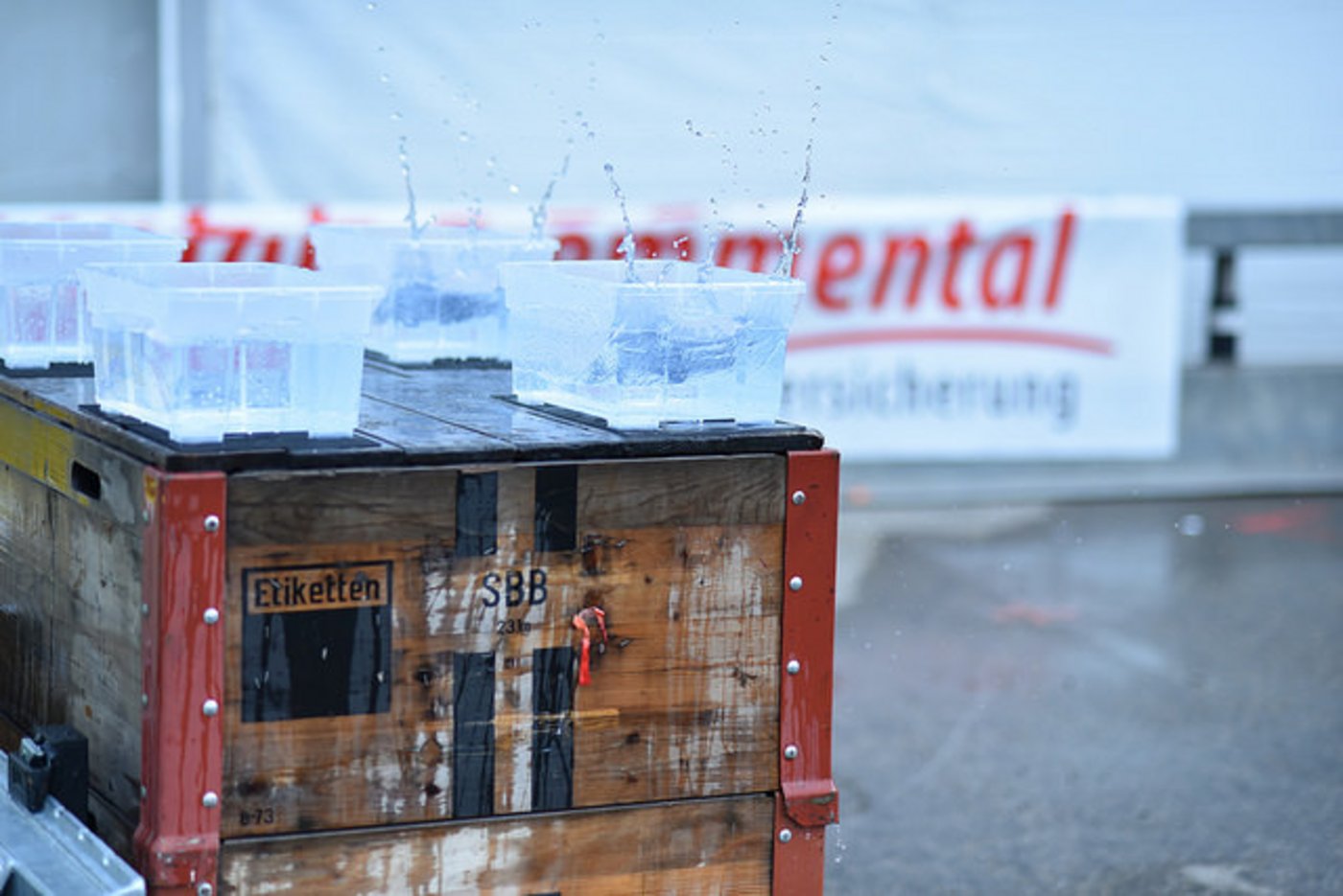 Die Ladung - die Wassergefässe - dürfen beim Parcours mit Frontlader und Traktor nicht verloren gehen. 