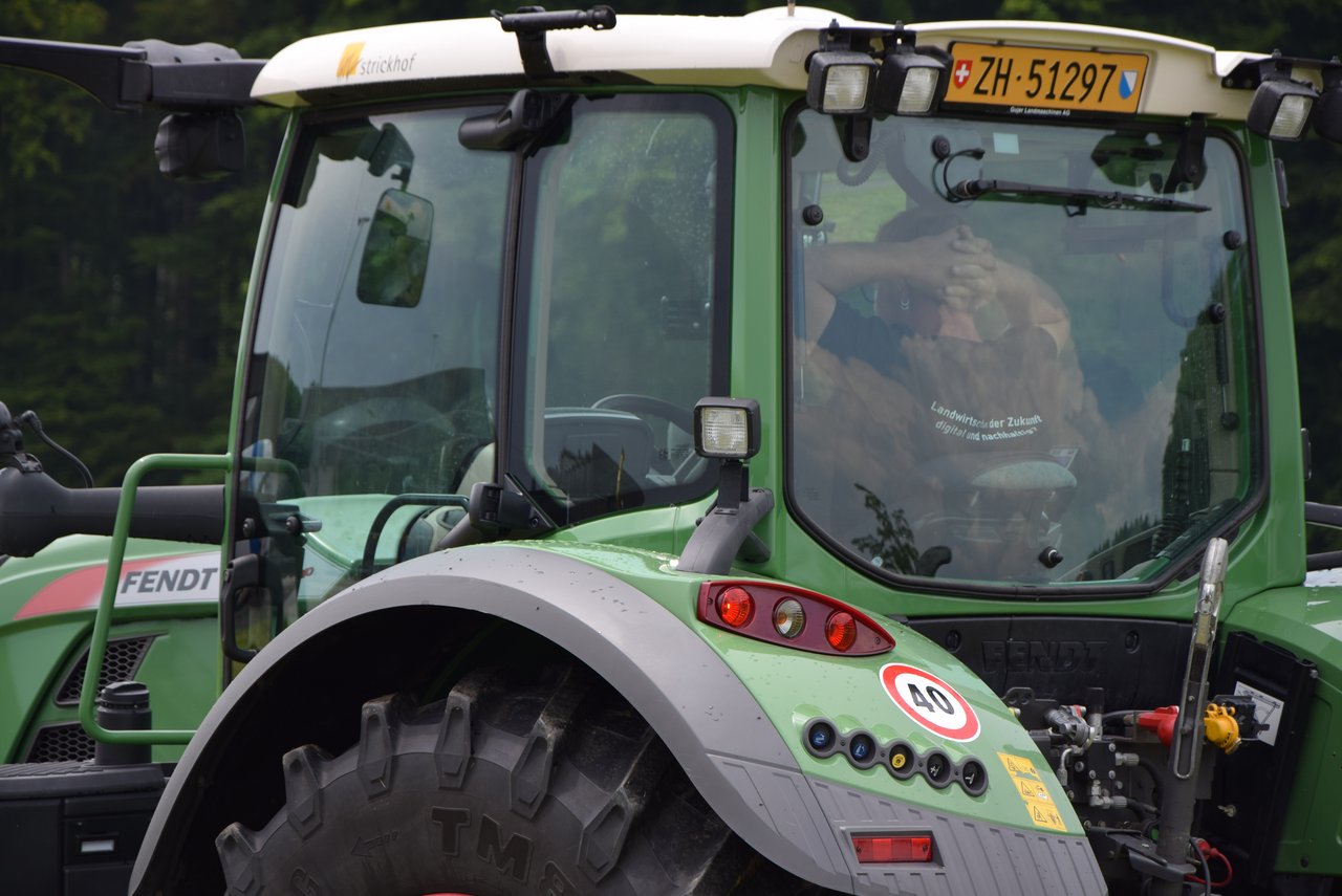 Auch bereits bekannt ist der GPS-gesteuerte Traktor. Während der Fahrt kann sich der Landwirt mit anderen Dingen beschäftigen oder sich zurücklehnen, wie hier im Bild demonstriert. (Bild Katrin Erfurt)