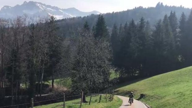 Der jodelnde Bauernsohn fährt jeden Tag von Obernau nach Kriens. (Bild Screenshot 20 Minuten)