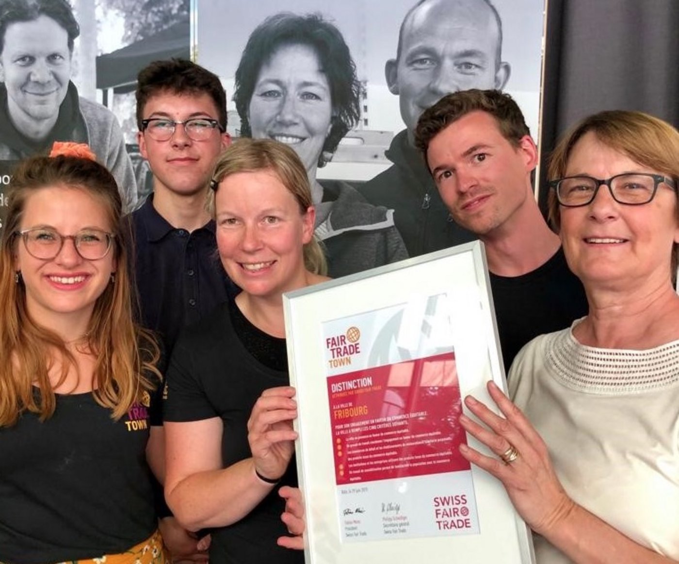 Die Beteiligten Noemie Dick, Pierre de Reyff, Aline Hayoz-Andrey und Andrea Burgener Woeffray freuen sich über die Auszeichnung. (Bild zVg)