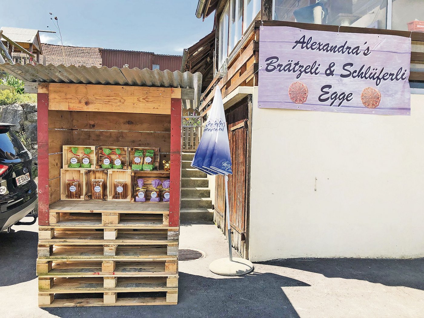 … zuerst zu einem grösseren, witterungsgeschützen Verkaufsstand aus Paletten ...