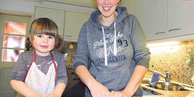 Samstags wird jeweils eine Züpfe gebacken: Barbara Matter und Tochter Larina. (Bild bh)