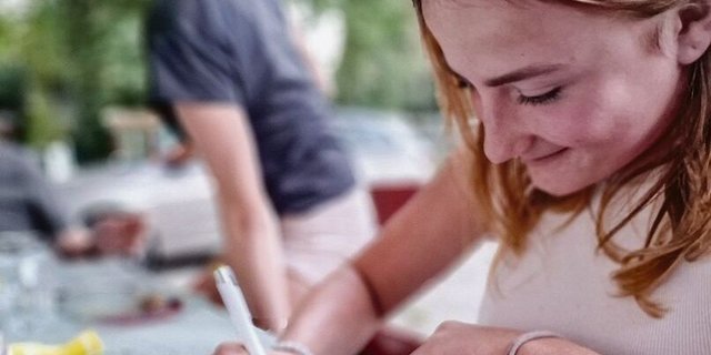 Bei der Vertragsunterzeichnung: Milla hat mit der Unterstützung ihrer Mutter und ihres Grossvaters ein Pferd gekauft. 