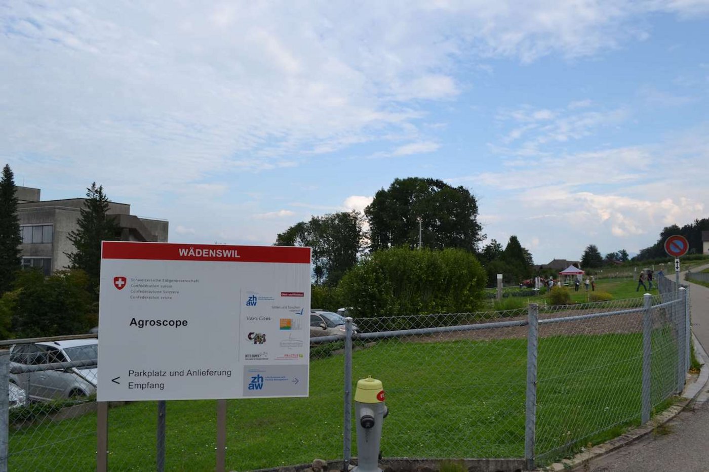 Die Besucherinnen und Besucher wurden über die Versuchsparzellen mit Blick auf den Zürichsee geführt. (Bild jsc)