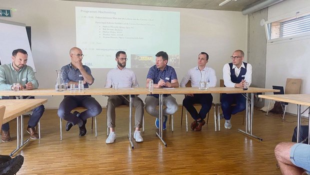 Der Moderator (3. v. r) führte die Zuhörenden durch die Podiumsdiskussion. 