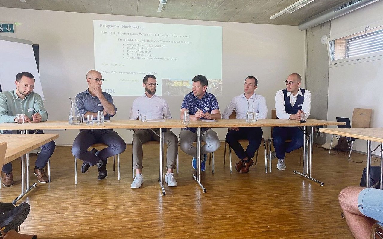 Der Moderator (3. v. r) führte die Zuhörenden durch die Podiumsdiskussion. 