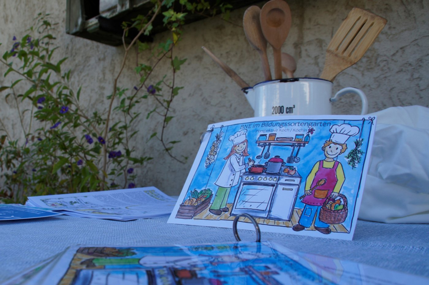 Erste Prototypen von Lehrmitteln wurden bereits entworfen wie hier das Booklet zum Thema "der Garten aus der Perspektive einer Köchin". 