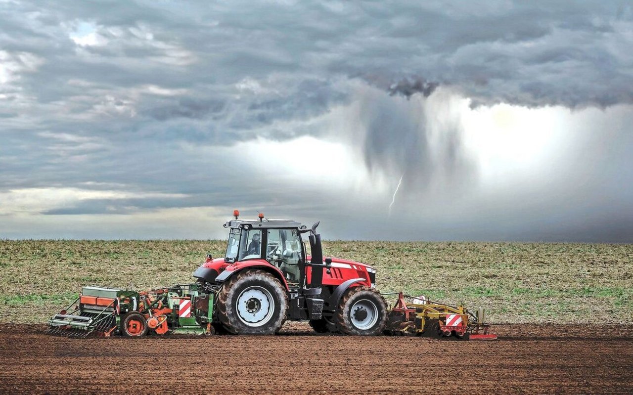 Ist der Regen vorüber und der Boden genug trocken, geht es los mit den Feldarbeiten. Die Landwirte wären bereit, bei Kulturen wie der Kartoffel drängt die Zeit. 