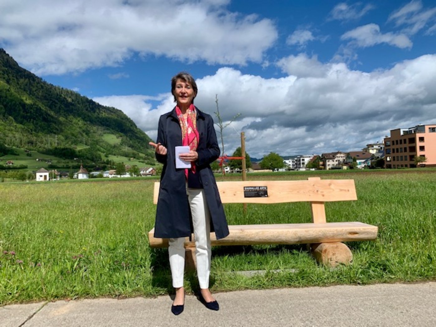 Bundesrätin Simonetta Sommaruga bei der Eröffnung der Baumallee in Arth.