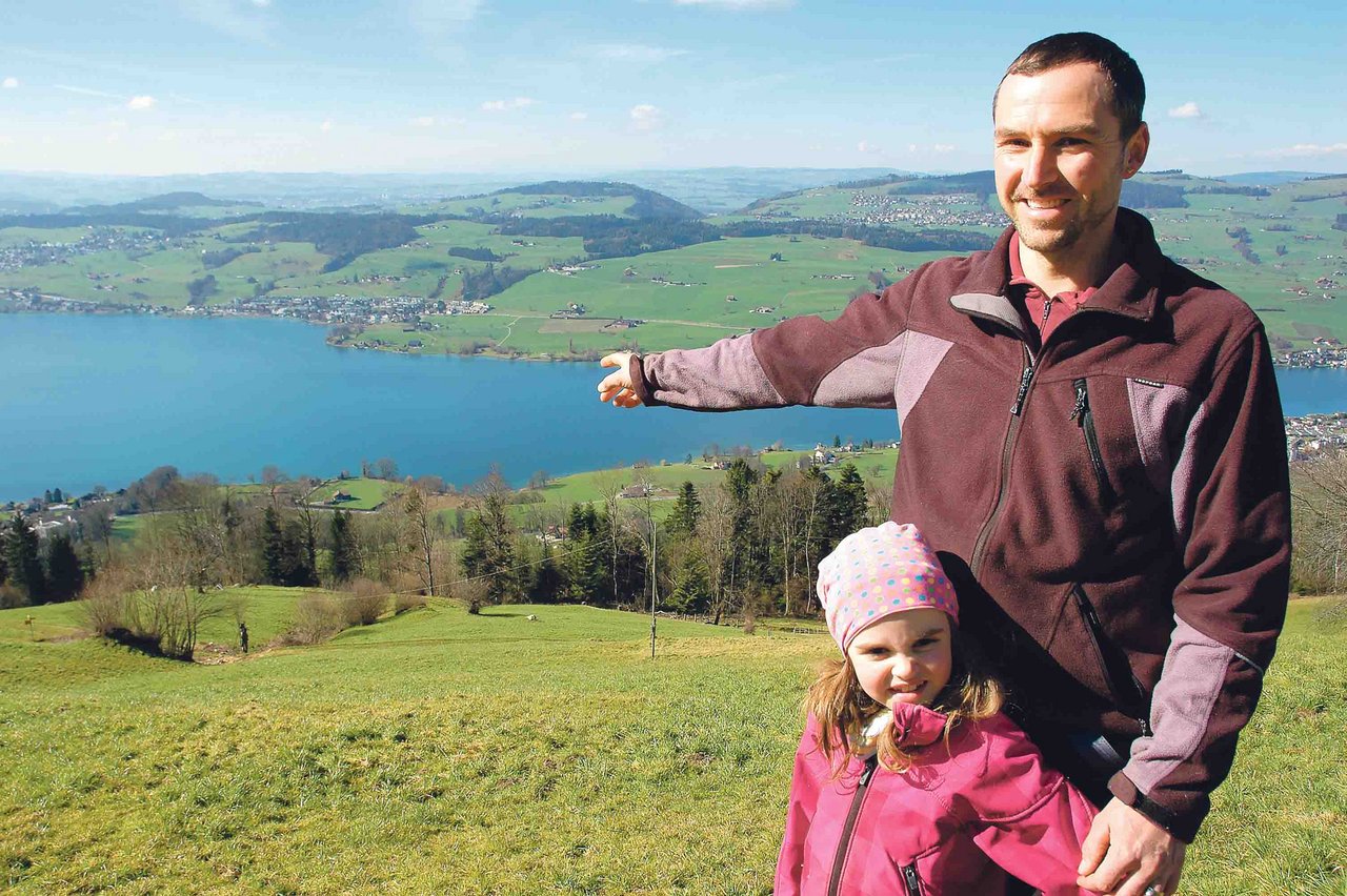 Hanspeter Rutz mit Tochter Ladina an der Kantonsgrenze Schwyz-Luzern. (Bild Josef Scherer) 