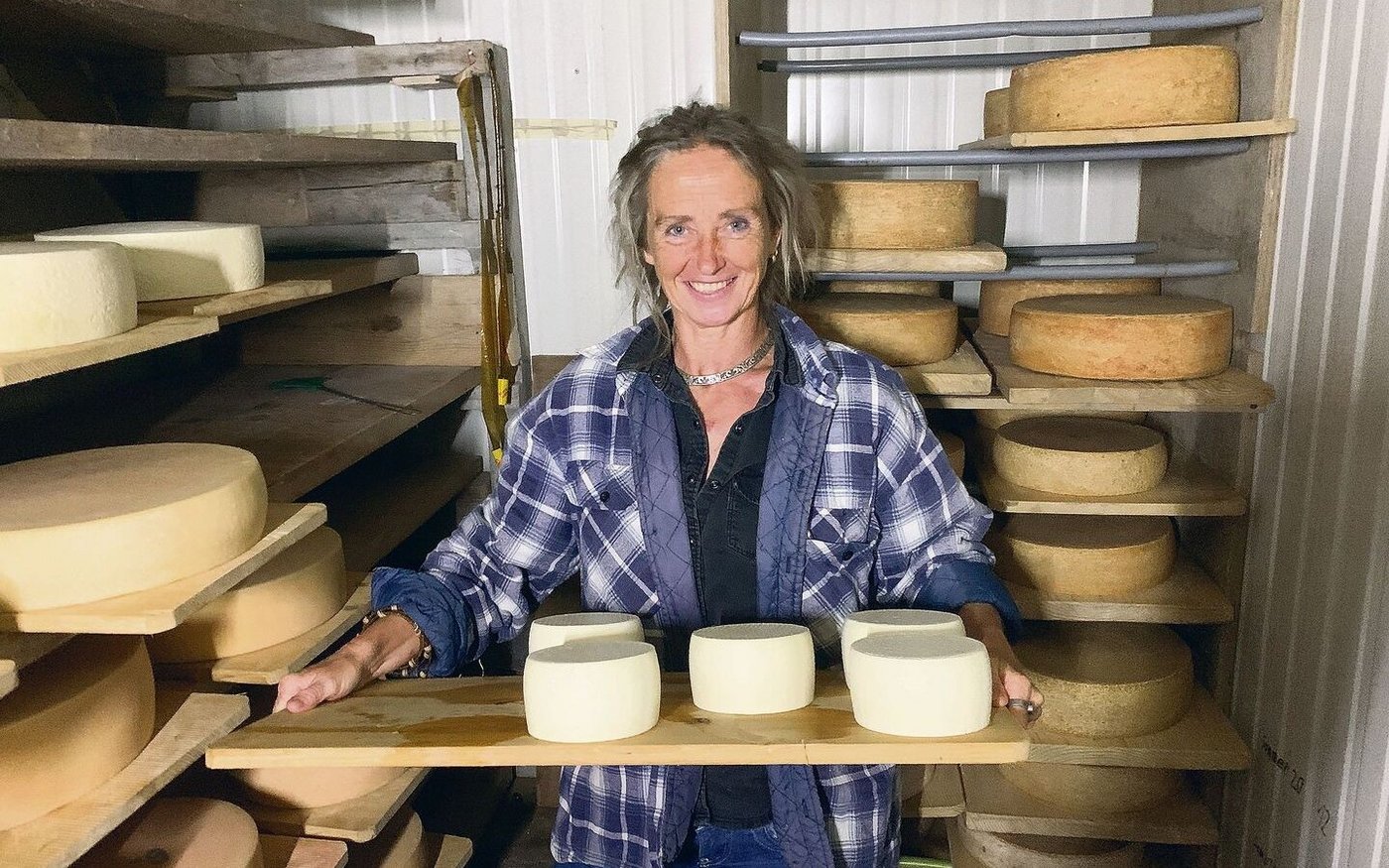 Dodo Hilliges im Käsekeller; Mutschli und Frischkäse stellt sie selber her. Für die länger zu lagernden Alpkäse ist hingegen Älpler Toni Heinzer zuständig. 