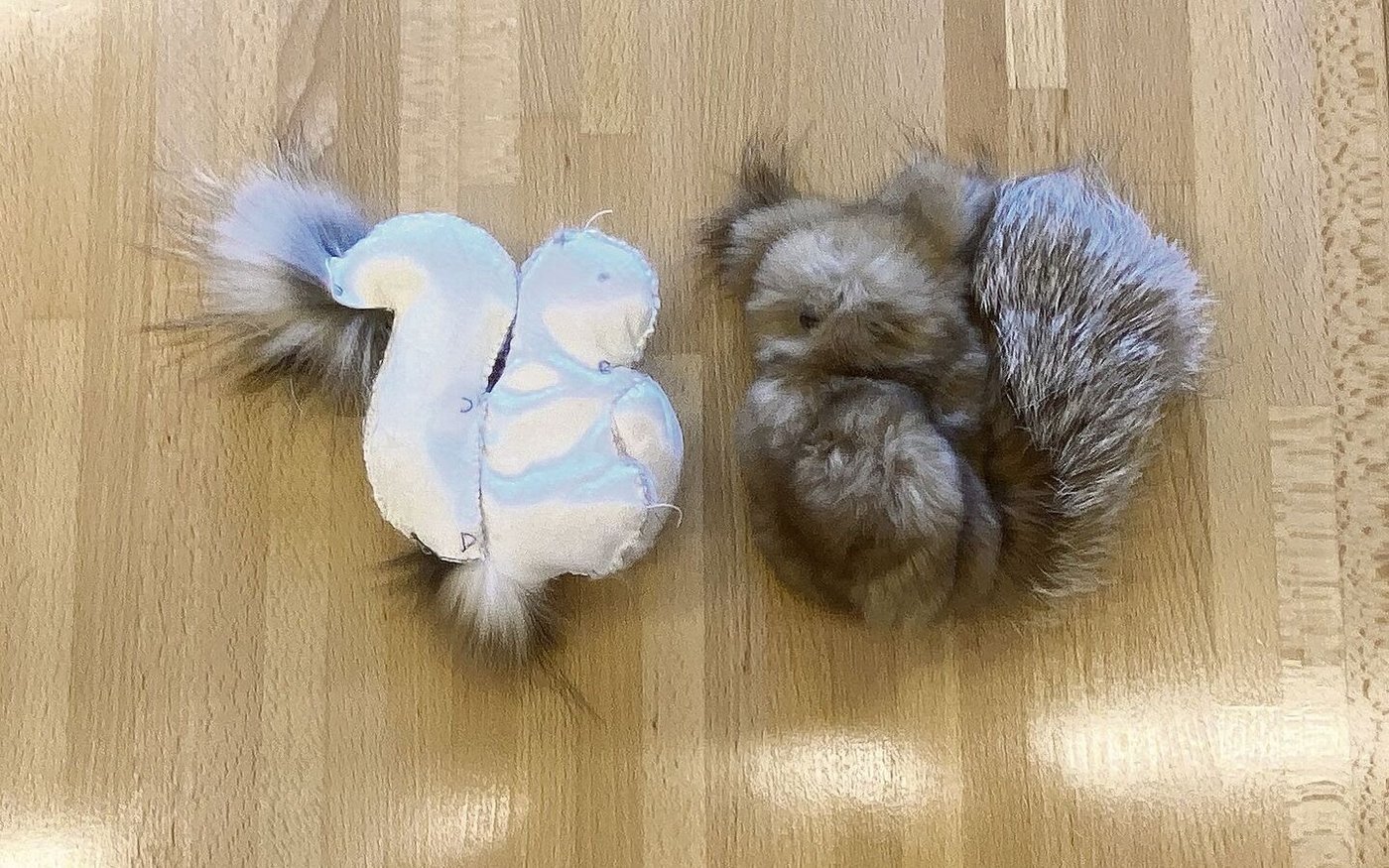 Flauschiges Eichhörnchen aus Kaninchenfell. Für die Kuscheltiere aus Fell musste kein Tier sterben. Doch so werden die Felle von Zuchtkaninchen verwertet, anstatt sie wegzuwerfen. 