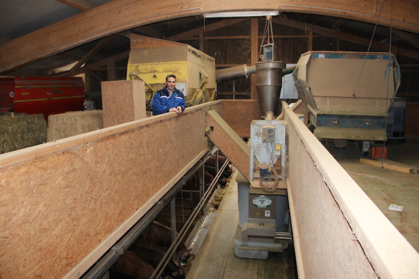 Auf der Heubühne von Thomas Isler stehen drei alte Futtermischwagen, mit denen die Einzelkomponenten dem Futtermixer zudosiert werden. (Bilder Sebastian Hagenbuch)