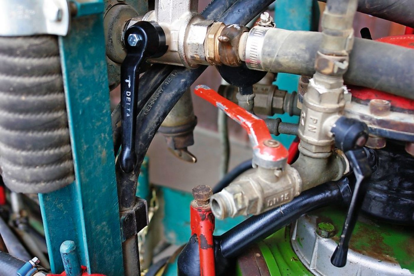 <p class="Bildlegende_Bildlegende_x05">Das Ab- und Aufsteigen zum Umschalten der Hebel während des Reinigungsprozesses ist wenig komfortabel. (Bild: Stephan Berger)</p>