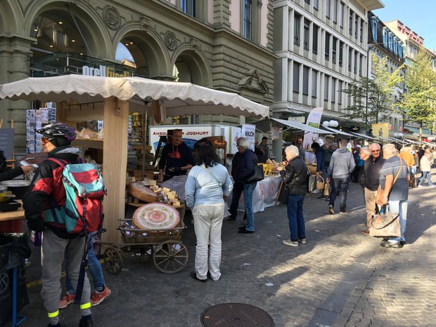 Käsemarkt Thun lockte zum 8. Mal Wer vergangenes Wochenende das Käsefest in Thun verpasst hat, hat am 19. Oktober in Luzern die Gelegenheit, sich beim Käsefest verzaubern zu lassen. (Bild Cheese Festival)
