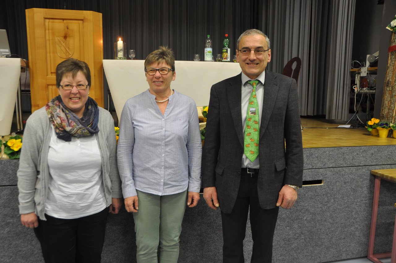 Für die Präsidenten Rösi Räss (Mitte) und Sepp Koch war es die erste und letzte gemeinsame HV. Aussen links das neue Vorstandsmitglied Marlen Dobler. (Bild Claudia Speck)
