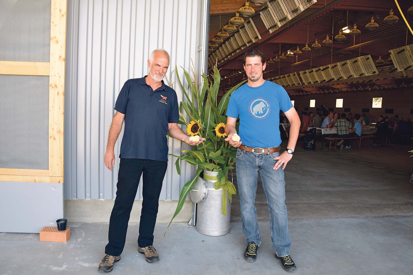 Hans-Rudolf Schlup mit Sohn Fabian aus Schalunen BE setzen neu auf Pouletmast.