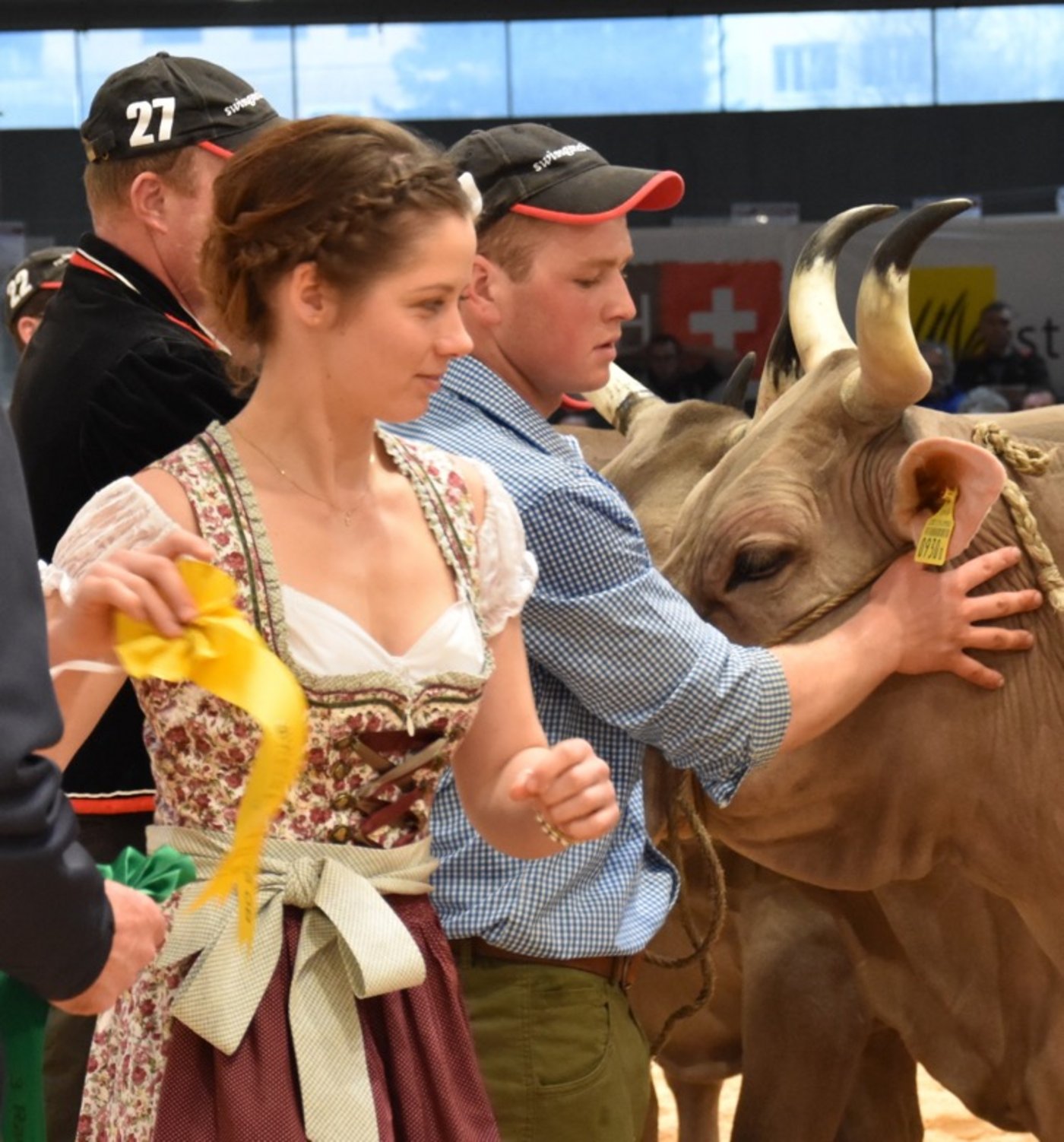 Patrizia Hobi, Braunviehkönigin, verteilte den Gewinnern die Preise. 