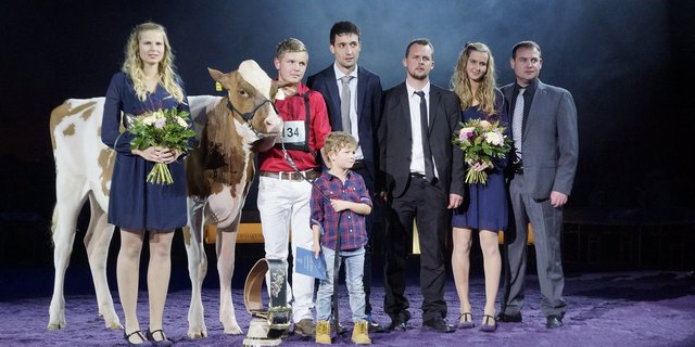 Supreme-Champion mit den Richtern (v.r. Stefan Hodel, Alain Jungo, Mathieu Overney) und Ehrendamen. (Bilder Ueli Wolleb)