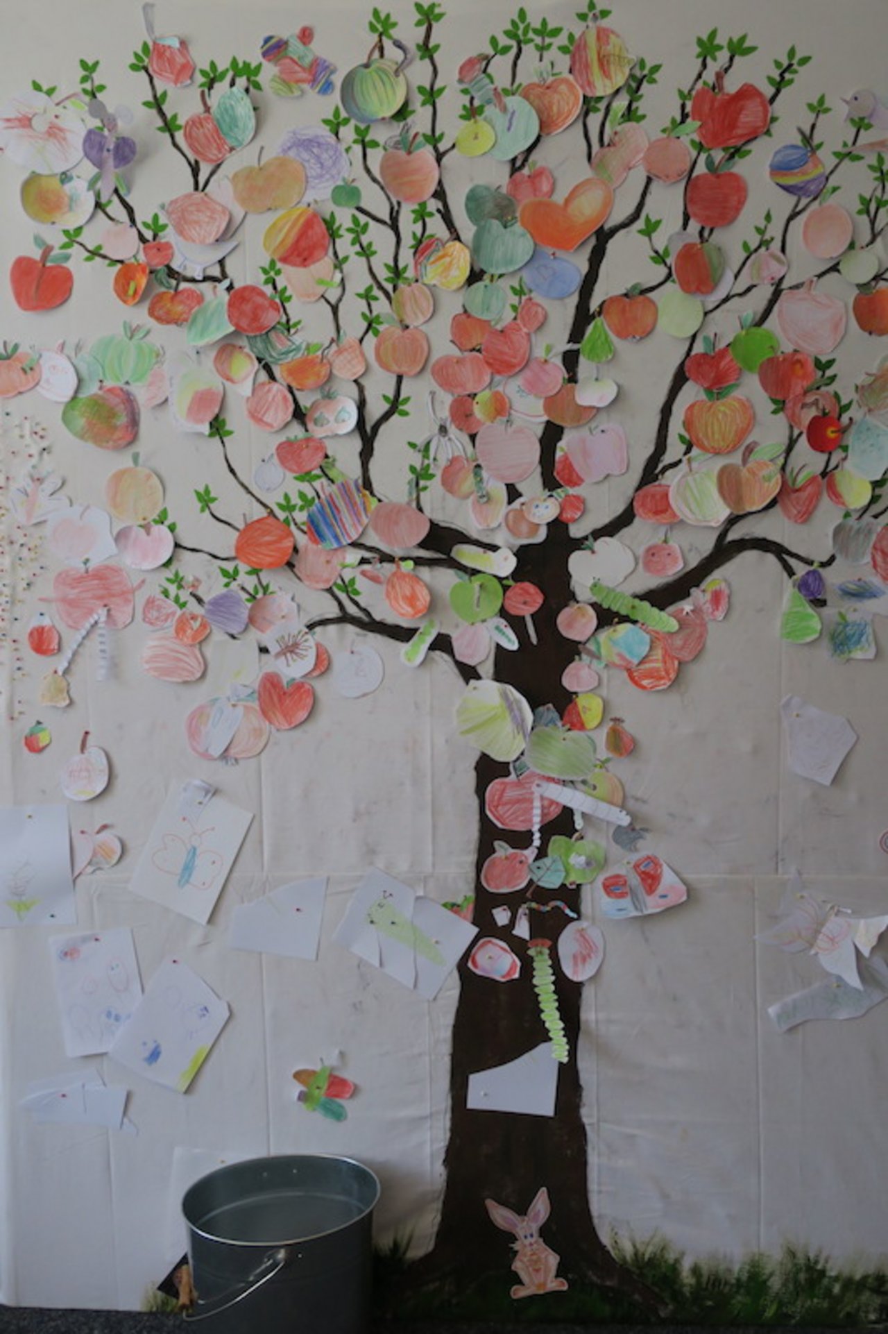 Ein Papierapfelbaum von den kleinsten Besuchern der Ausstellung gebastelt.