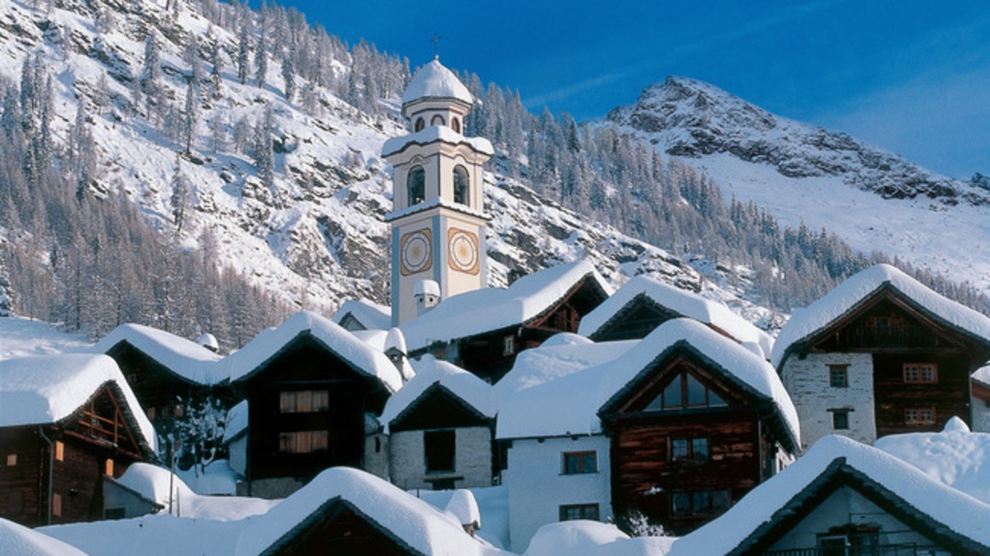 Von so etwas können Freunde schneereicher Winter derzeit nur träumen: Zuckerbäcker-Atmosphäre im Valle Verzasca. (Bild Schweiz Tourismus)