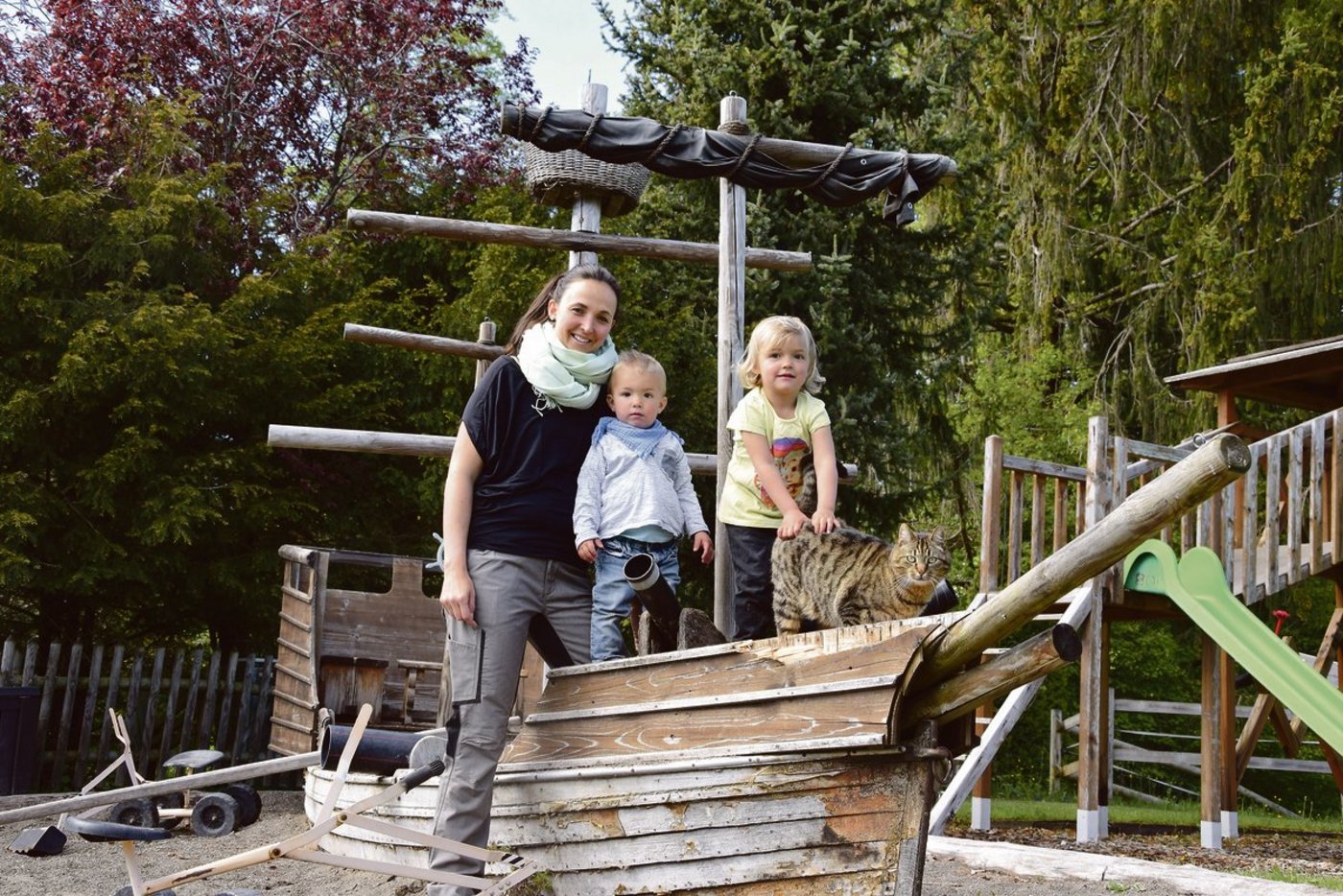 Dank der Bauernhofspielgruppe von Mama Simone Brändli haben Jay (1,5) und Mayla (3) einen tollen Spielplatz vor dem Haus. Katze Sky ist auch oft dabei. (Bild jw)