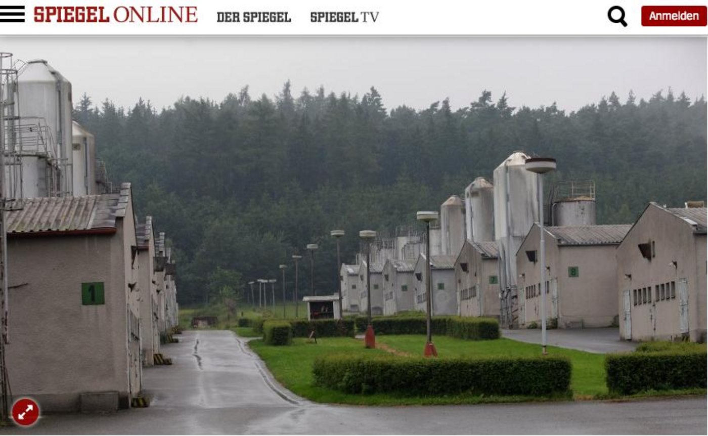 Zwischen August 1942 und Mai 1943 befand sich auf dem Gelände des heutigen Schweinemastbetriebs ein NS-Konzentrationslager, in dem rund 1300 Roma interniert waren. (Screenshot spiegel.de)
