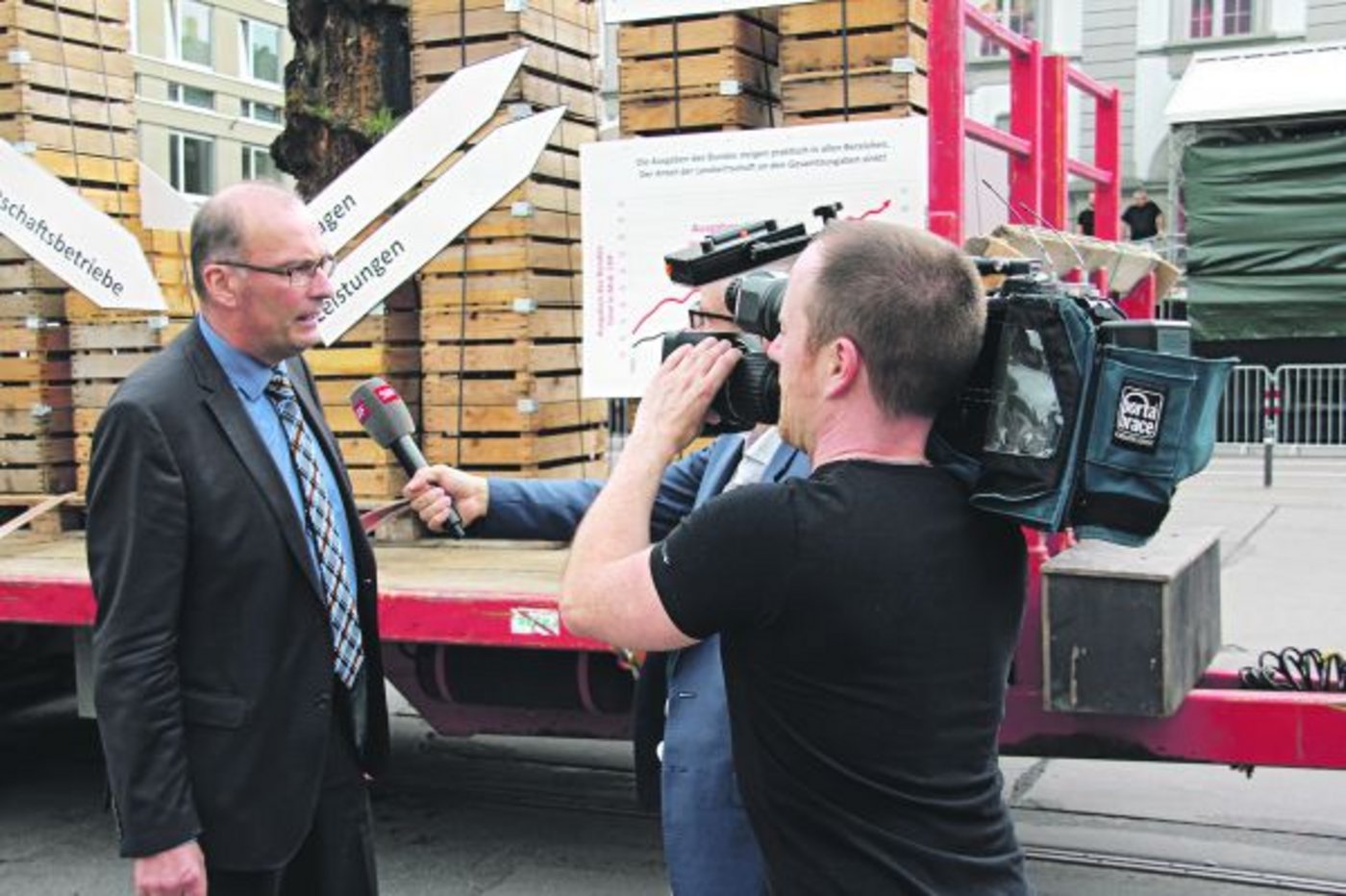 Interessenvertretung für alle, deshalb sollen auch alle ihren Anteil bezahlen: SBV-Präsident Markus Ritter in einem TV-Interview. (Bild zVg)