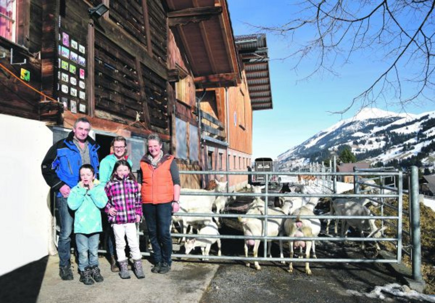Simon (links) und Priska Trachsel, aber auch Ladina und Livio, waren letzten Frühling froh um die Unterstützung von Jacqueline Ernst (hinten Mitte). (Bild Jasmine Baumann)