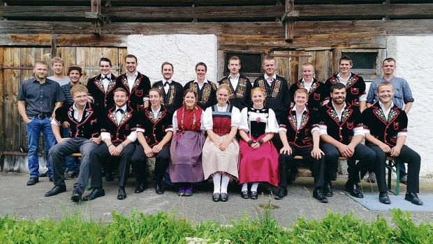 Die neuen Landwirt(innen) feierten mit den Lehrpersonen am BWZ Giswil. (Bild BWZ Giswil)