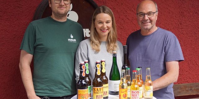 Ruedi, Tochter Jennifer und Sohn Geoffrey Kobelt mit ihren Kreationen. (Bild mg) 