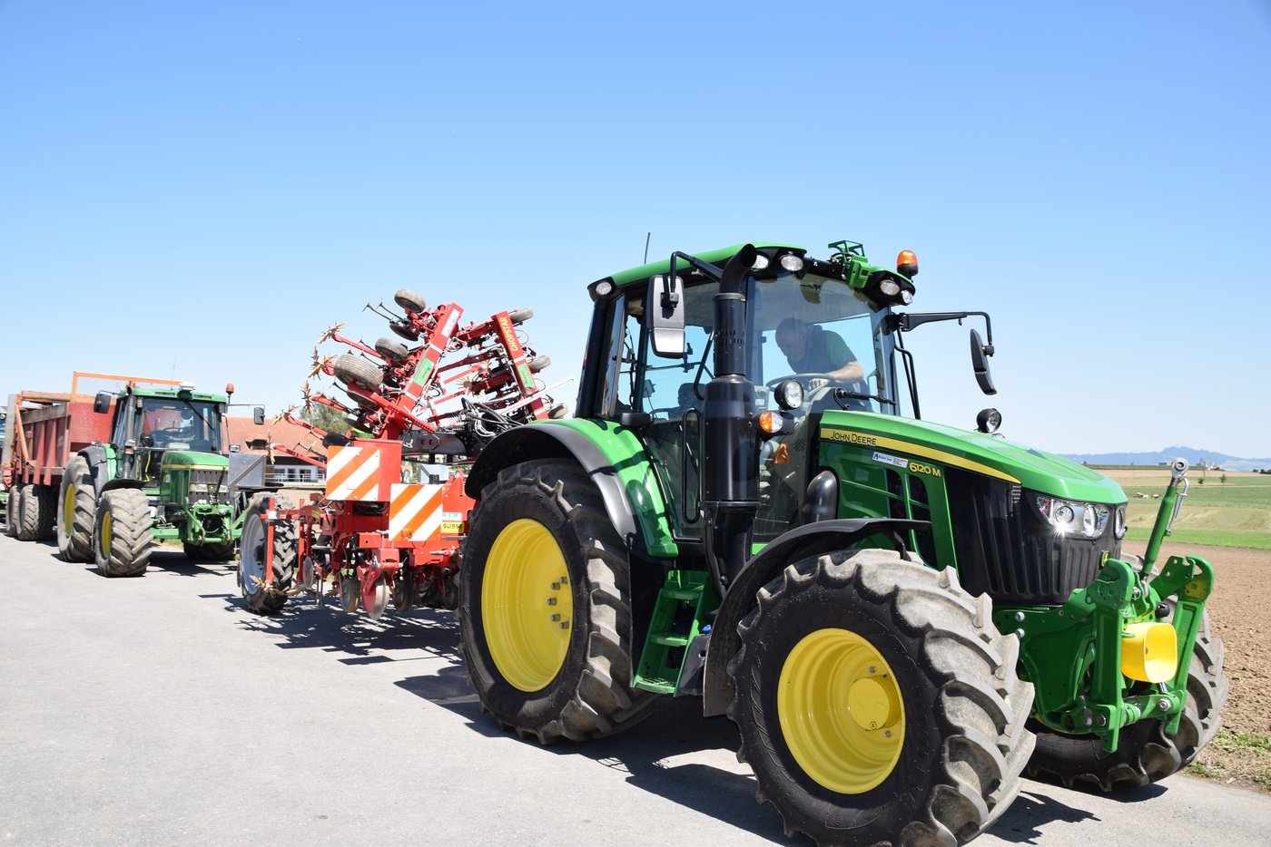 Der John Deere präsentiert sich prächtig am Prachtstag im Bernischen Oberbottigen. (Bild BauernZeitung/Sera J. Hostettler)