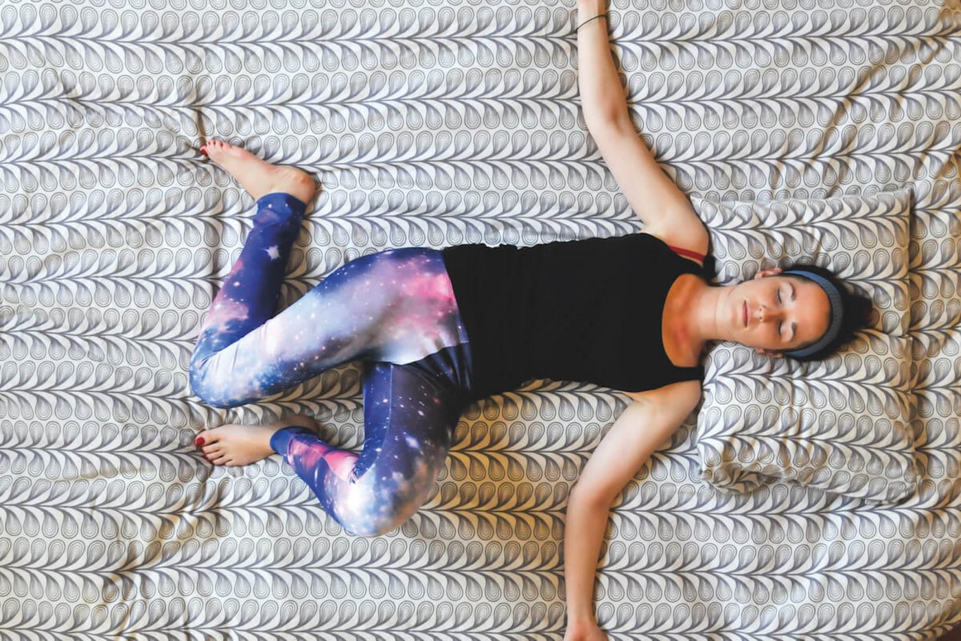 Beine aufstellen, Arme seitwärts des Körpers ausbreiten. Beine sanft erst auf die eine, dann auf die andere Seite kippen lassen. Auf jeder Seite einige Atemzüge bleiben.