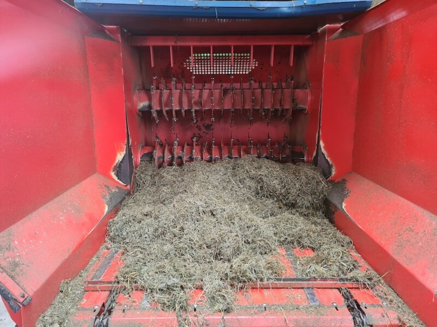 Zwei Rotorfräsen lösen die Futterballen auf und geben es auf das Förderband. Der Ablad ist links und rechts möglich.