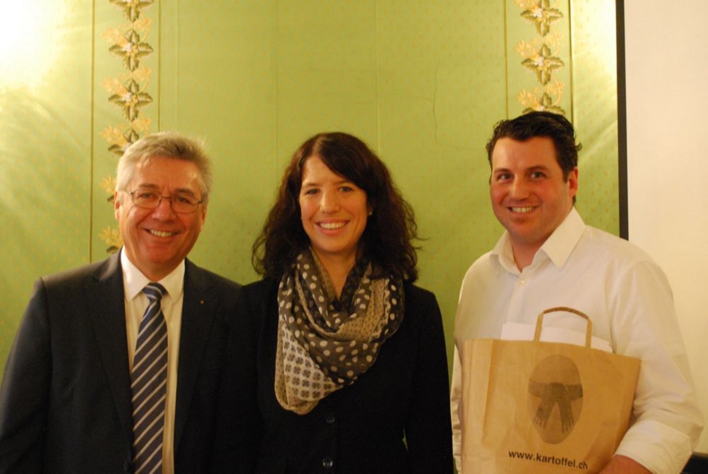 Kartoffelfans unter sich: Präsident Willy Gehriger (v. . . ), Geschäftsführerin Christine Heller und Restaurantbesitzer Daniel Lehmann. (Bild: jw)