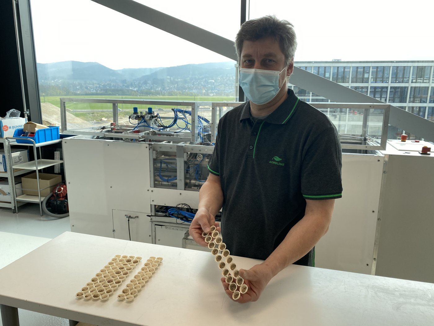 Im Maschinenraum werden die Kugeln sowie Kartonrähmchen als Träger der Trichogramma-Schlupfwespen produziert. (Bild Katrin Erfurt)