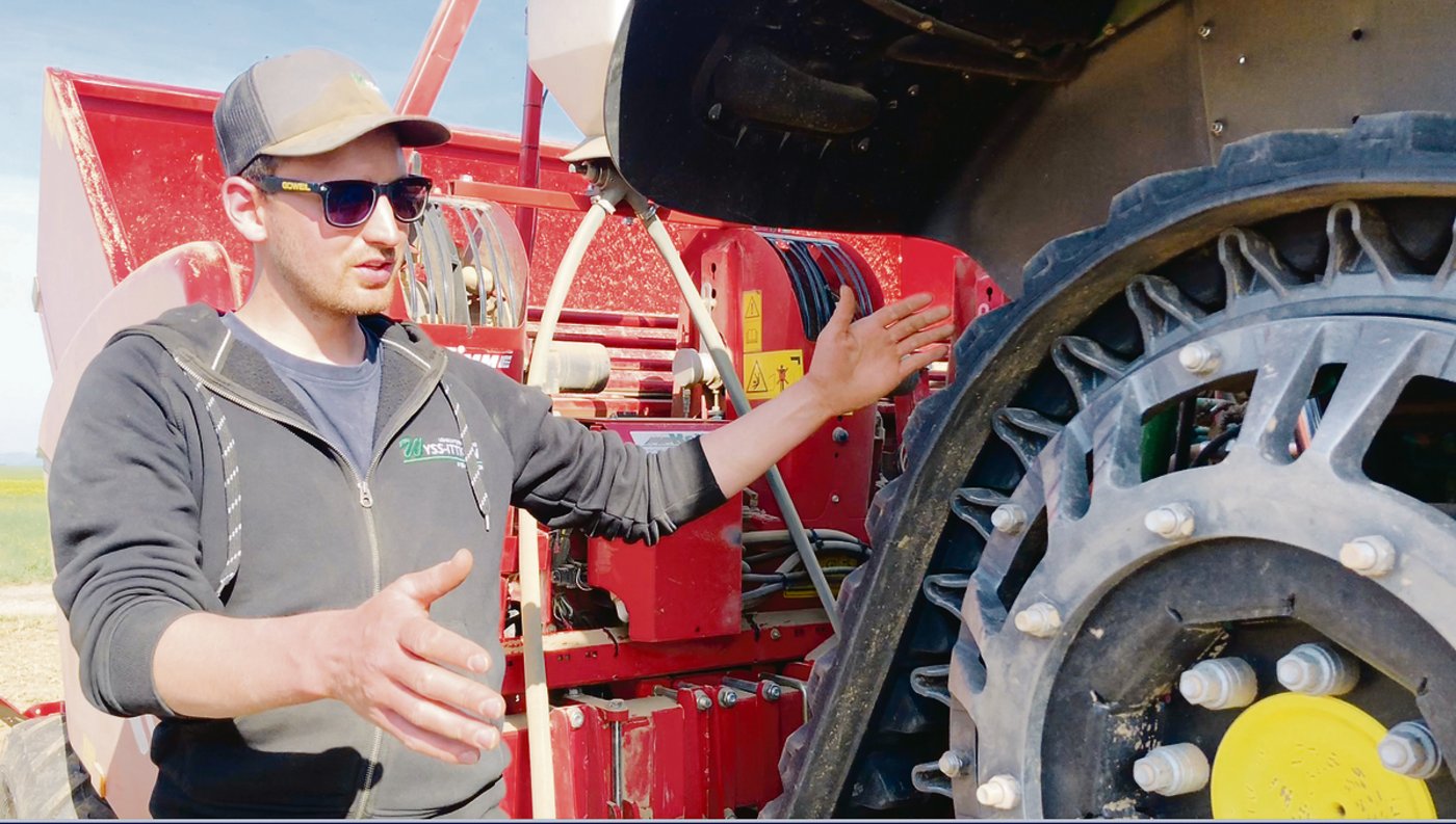 Stefan Wyss erzählt von seinen Erfahrungen mit dem Raupentraktor.