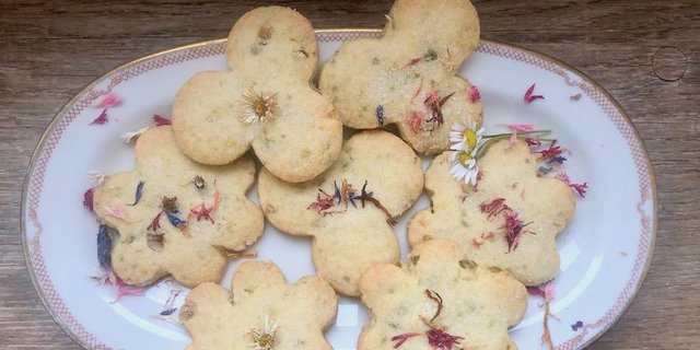 Wer nicht warten mag bis Weihnachten: Guetzli mit Blumen als Sommergebäck. (Bilder Esther Thalmann)