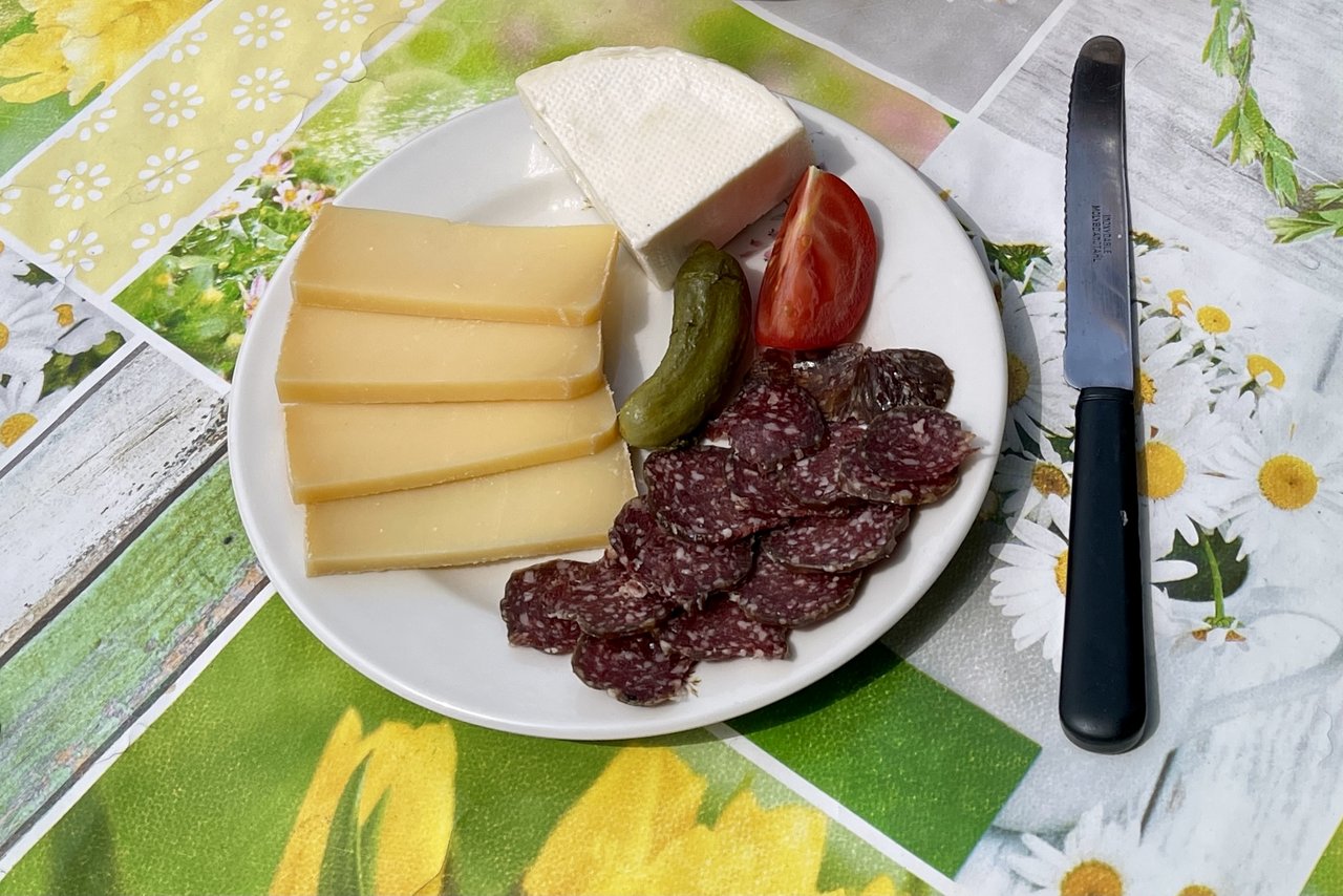 Wurst-/Käse-Platte auf der Alp Obriste Morgeten mit Ziegenkäse, Trockenwurst und Berner Alpkäse AOP. (Bild: Jürg Vollmer / «die grüne»)